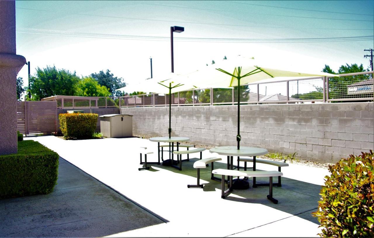 Comfort Suites Tulare Exterior photo
