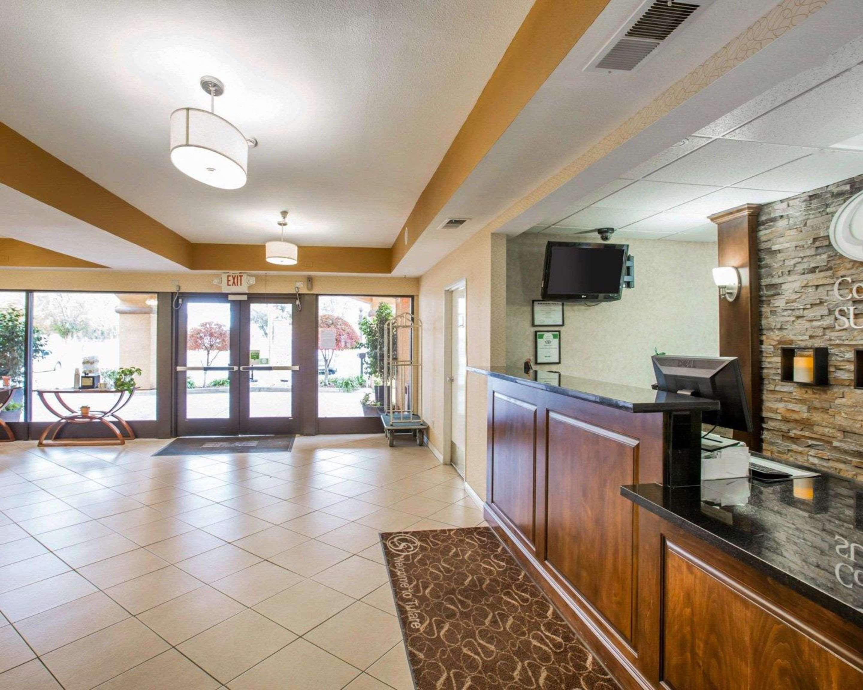 Comfort Suites Tulare Exterior photo