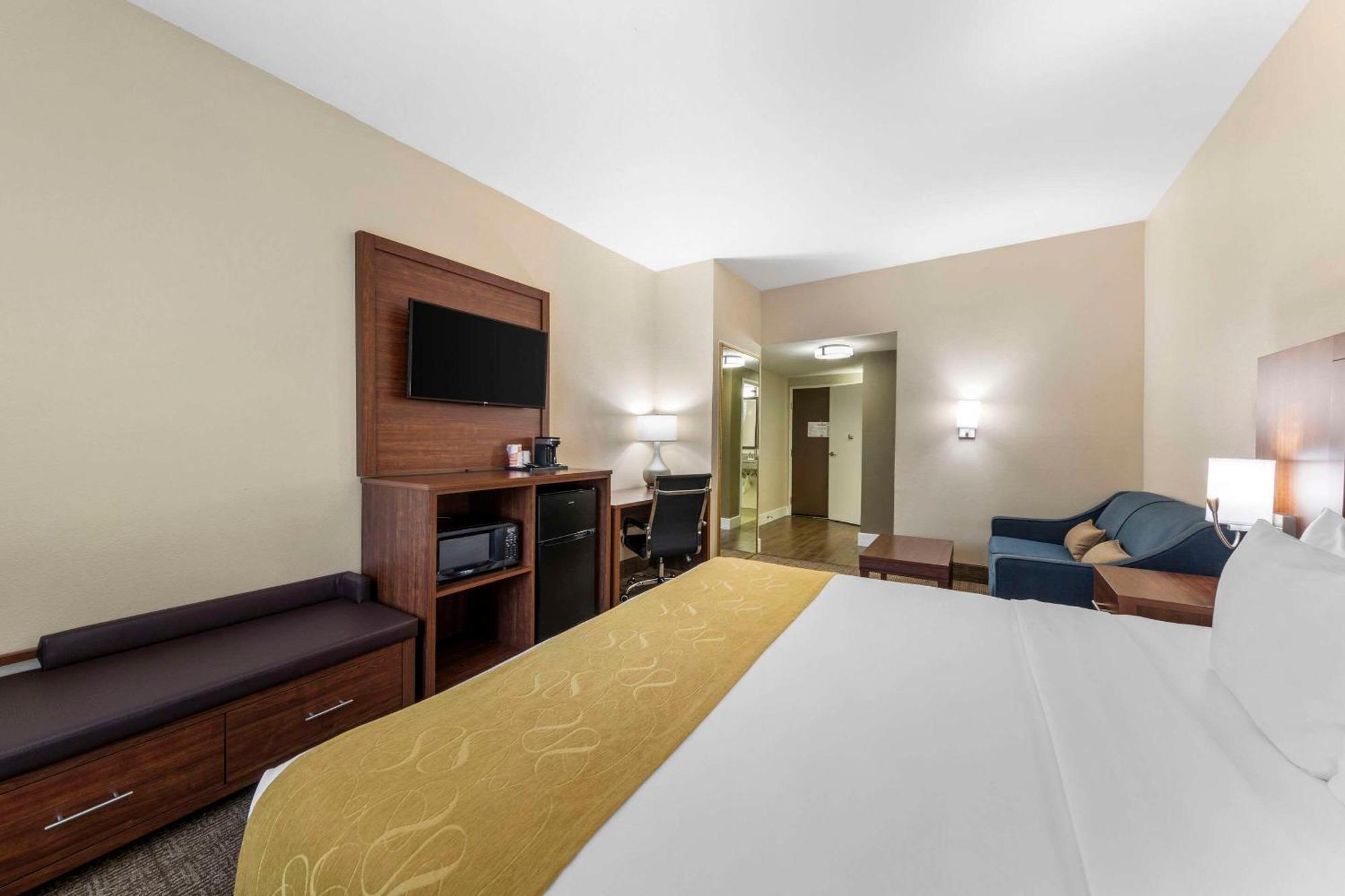 Comfort Suites Tulare Exterior photo